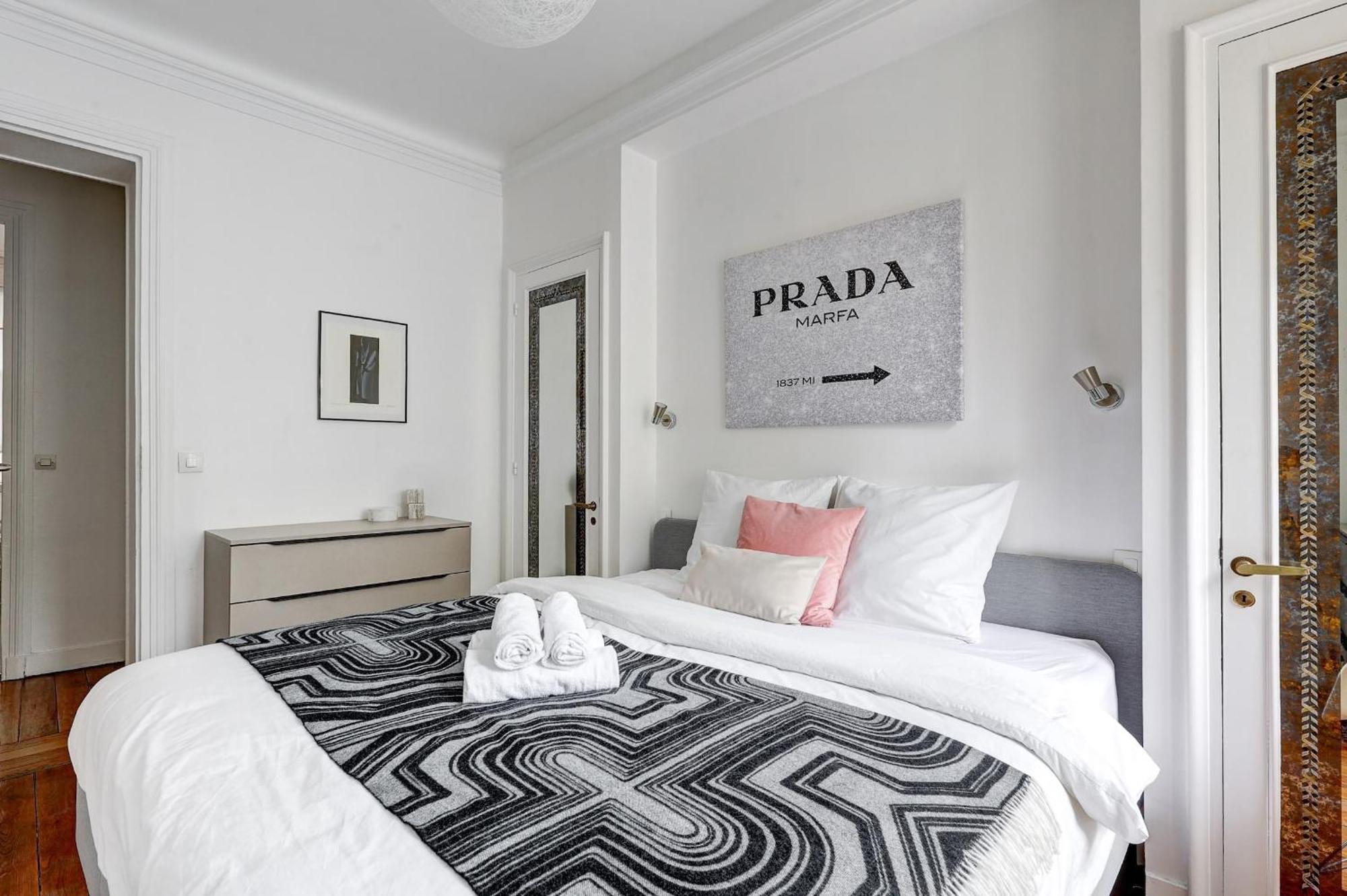 Eiffel Tower & Champ De Mars - 2br - Cityapartmentstay Paris